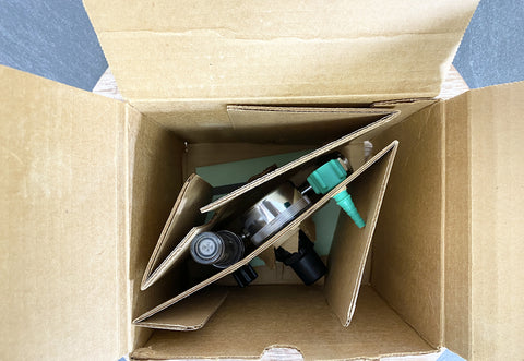 Picture of the VICTOR Oxygen Regulator Vmf-15ln 4000 PSI 25000 KPA inside the box