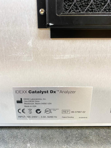 picture of the label behind the IDEXX Catalyst DX Blood Chemistry Analyzer Machine that says IDEXX CATALYST DX