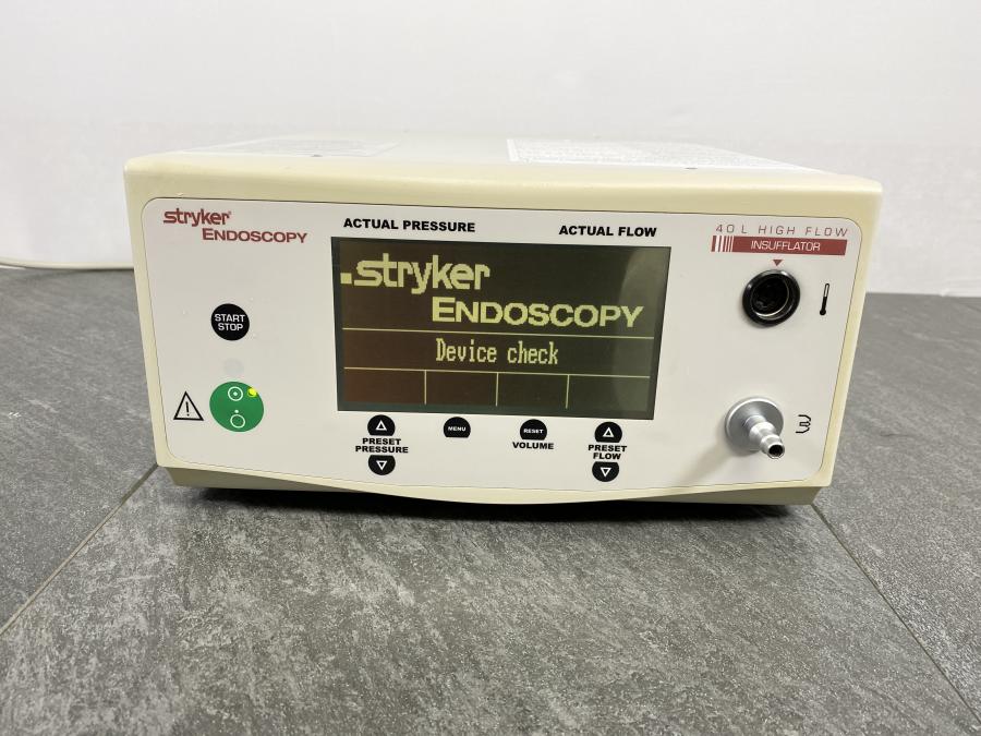 Front picture of the Stryker Medical 40L HighFlow Insufflator with power on