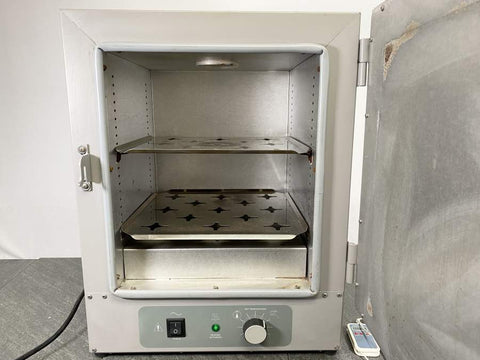 Picture of the oven inside of the VWR 1300U Gravity Convection Oven