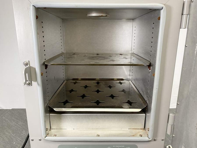 Picture of the oven inside of the VWR 1300U Gravity Convection Oven