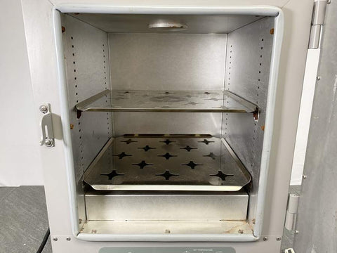 Picture of the oven inside of the VWR 1300U Gravity Convection Oven